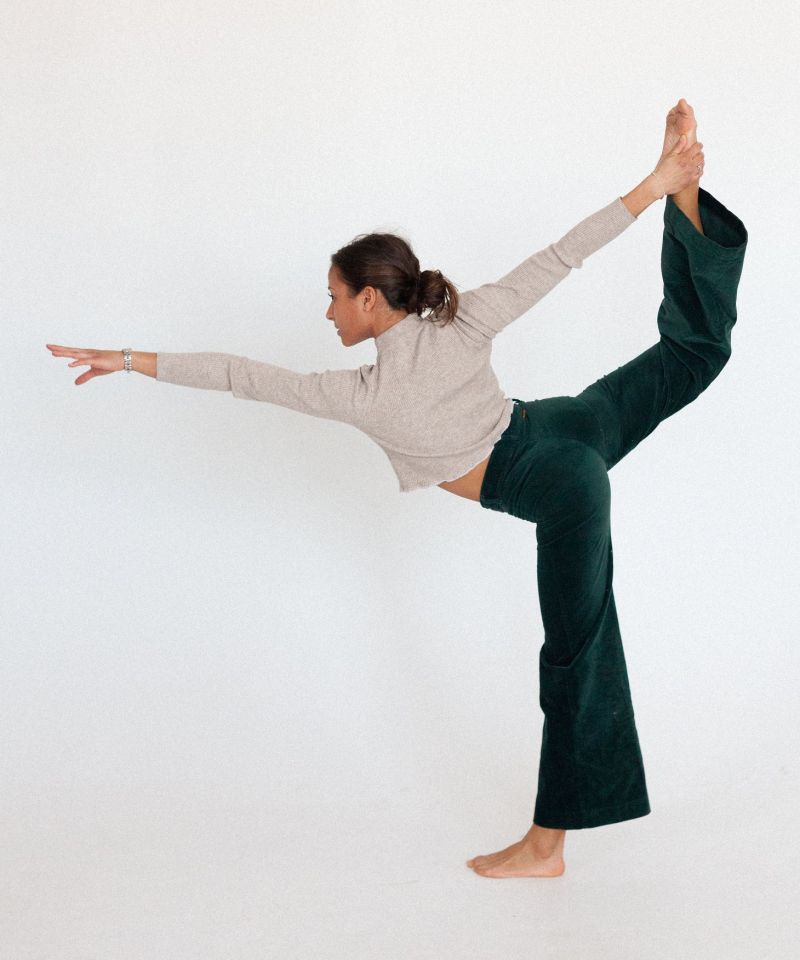 Anne Perrin en posture d'équilibre, jambe tenue derrière elle