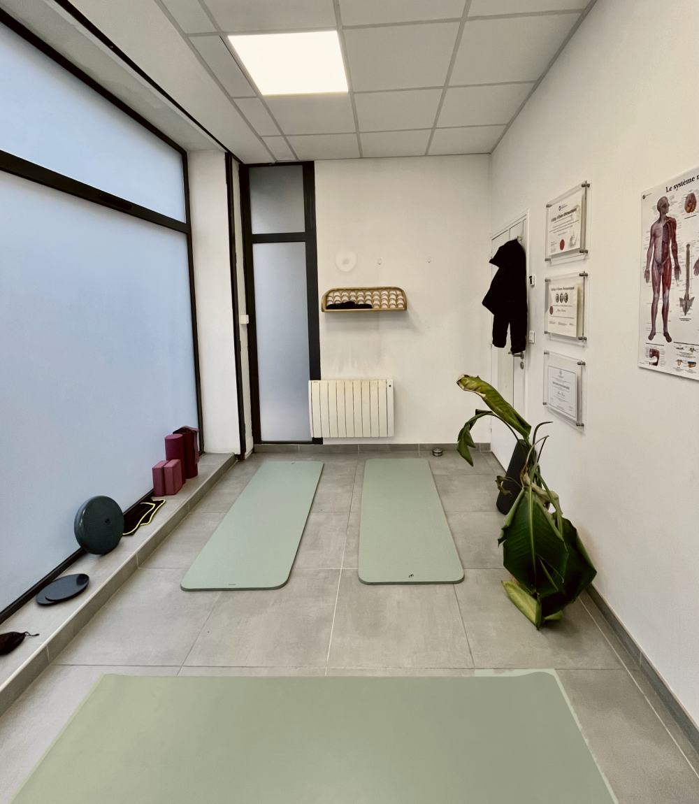 Petite salle du cabinet avec tapis vert sauge