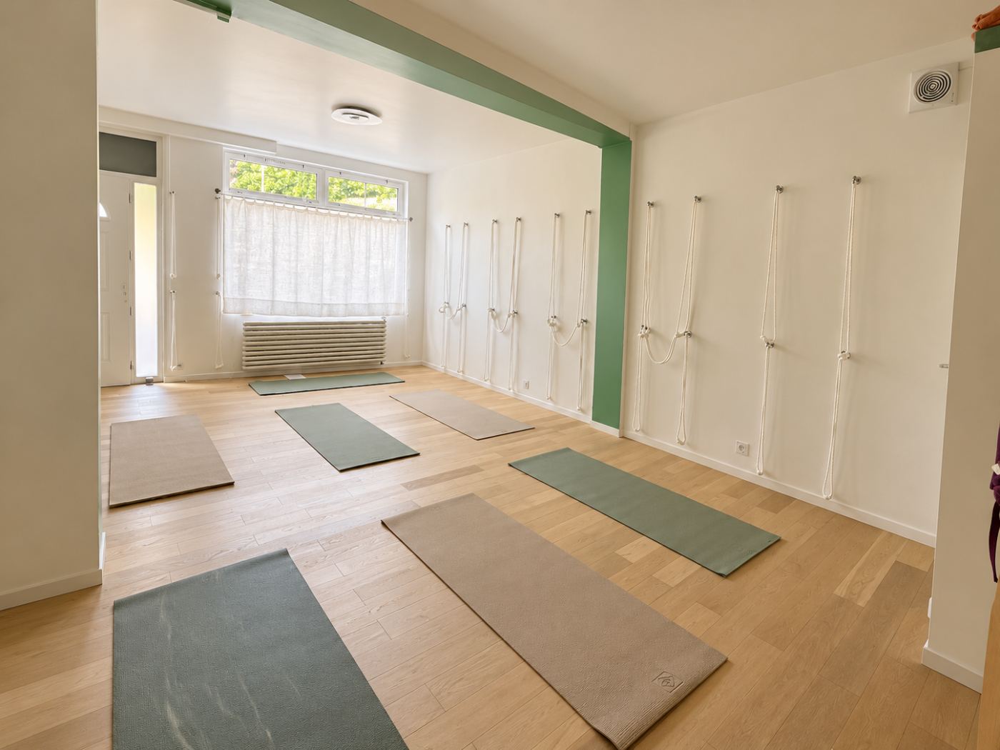 Studio rue de la Bourgogne, tapis vert sauge sur un parquet clair